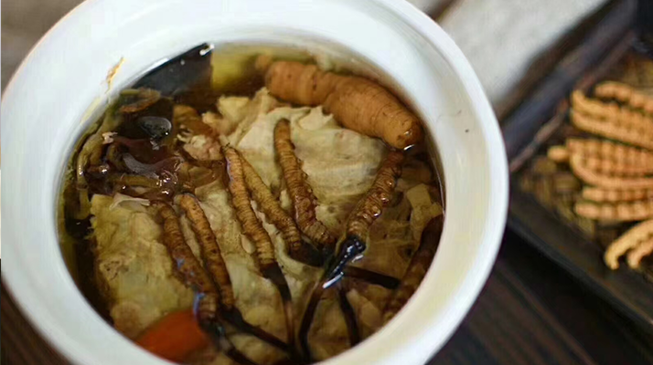 鮮香滋補(bǔ)！鮮冬蟲(chóng)夏草燉雞湯的美味做法